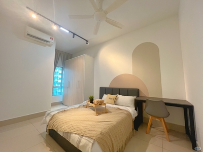 Shuttle bus to MRT Chan Sow Lin | Master bedroom w Private Bath | Razak City