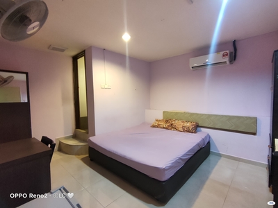 Middle Room nearby The Strand have private bathroom, mini fridge, fully furnished like hotel