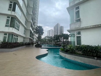 1,490sqft Royal Regent Luxury Condominium with Private Garden Space