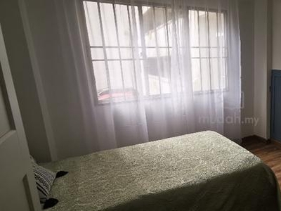 Middle room in beautiful house for girls. Near Midvalley, Brickfield
