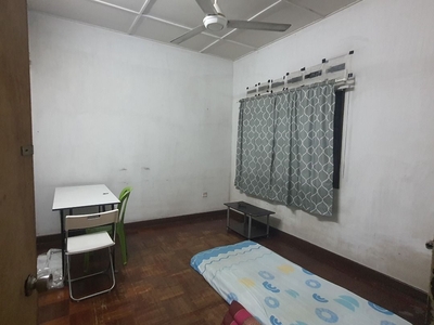 Medium Room at Taman Parmount for rent