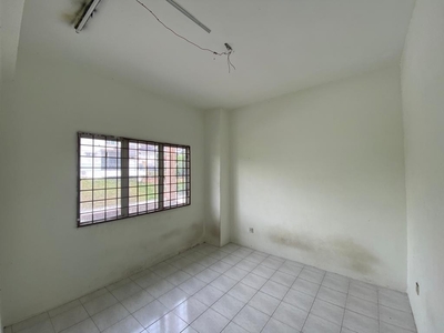 Taman Pinggiran Putra 3 Bedrooms for Sale in Seri Kembangan near Equine Park
