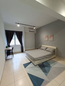 For Rent Master Room Privated Toilet / Swimming Pools / Free Transport SG