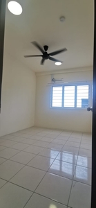 Low Level Apartment with swimming poo;l, gym and security guard Melodi Perdana Puncak Alam For Rent