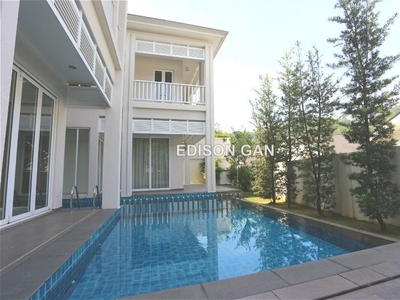 Bungalow with private pool huge garden carparks space for Sale