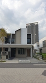 Terrace house end lot for Rent