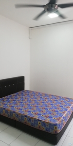 Nice Queen Size bed room near CIQ singapore